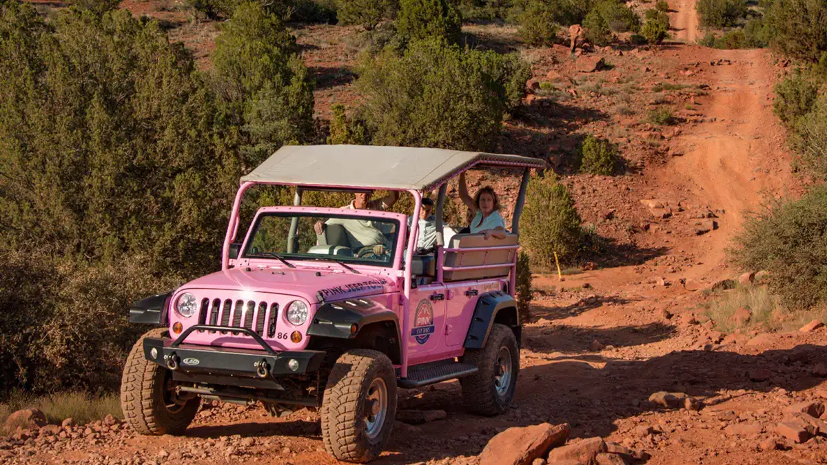4WD Jeep descending into Diamondback Gulch on a Sedona jeep tour